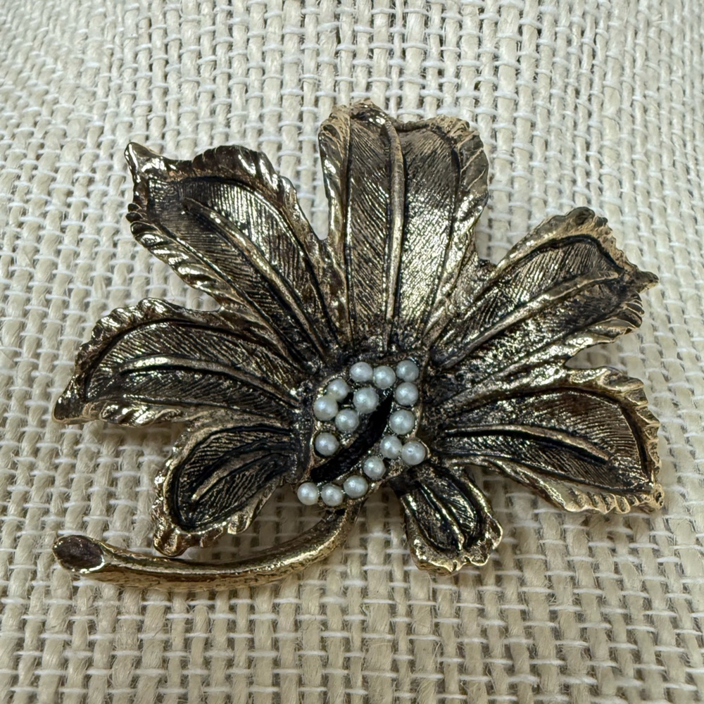 Vintage SIGNED DFA Leaf with Perls TEXTURED FLORAL Brooch Pin brushed gold metal